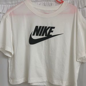 Nike women’s crop tee